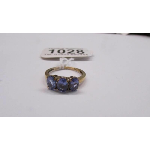 1028 - A 9ct yellow gold tanzanite three stone ring, size N, 2.1 grams.