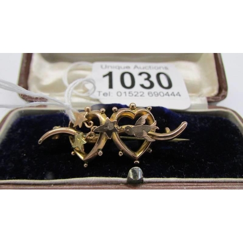 1030 - A 9ct gold sweetheart brooch, 2.5 grams.