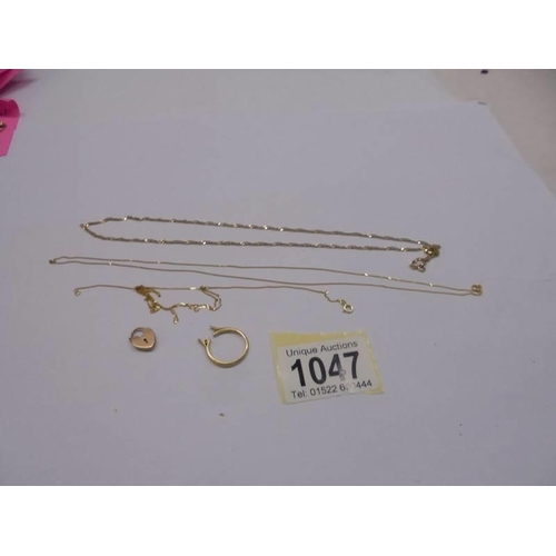 1047 - Three 9ct gold chains, a 9ct gold padlock (4.32 grams) and an a/f 18ct gold ring, (1.8 grams).