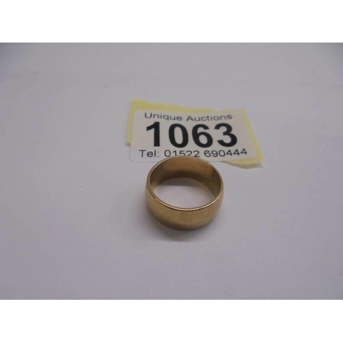 1063 - A 9ct gold wedding ring, size K, 5.4 grams.