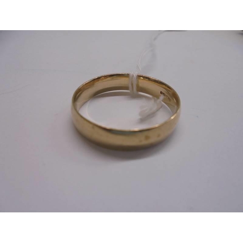 1065 - A 9ct gold wedding ring, size W, 4.2 grams.