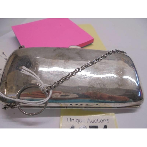 1071 - A silver evening purse, 70  grams.