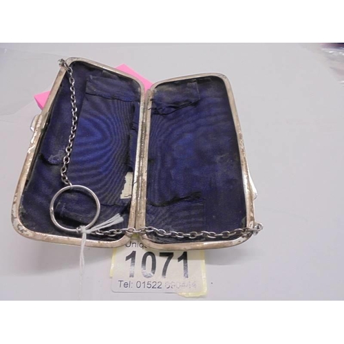 1071 - A silver evening purse, 70  grams.