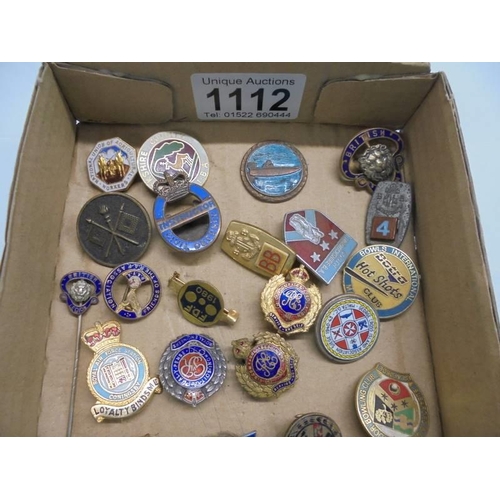 1112 - A mixed lot of assorted badges.