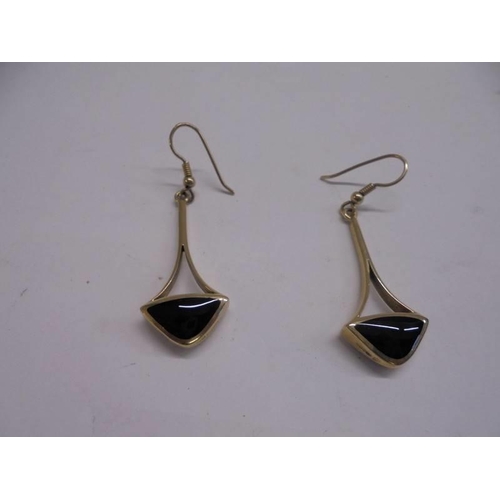 1076 - A pair of 9ct gold pendant earrings, 7.6 grams.