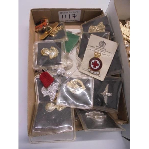 1117 - Two trays of assorted military badges and buttons,