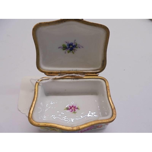 1119 - An early 20th century hand painted porcelain pill box, 5.5 x 4 cm.