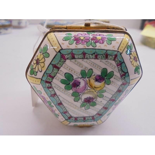 1120 - An early 20th century hand painted porcelain pill box, 6.5 x 6 cm.