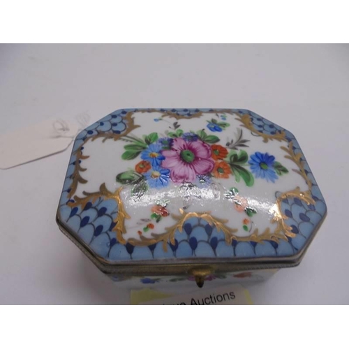 1123 - An early 20th century hand painted porcelain pill box, 9 x 7 cm.