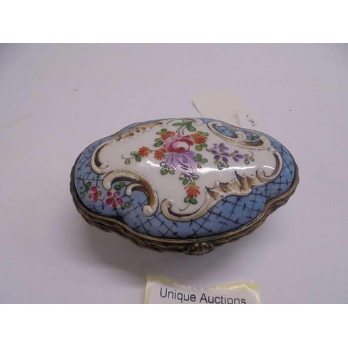 1124 - A late 18/ early 19th century hand painted pill box, 8.5 x 6 cm.