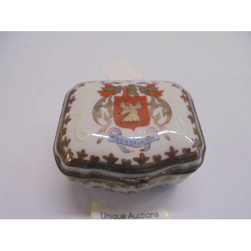 1125 - An early 19th century hand painted pill box, 7.5 x 6.5 cm.