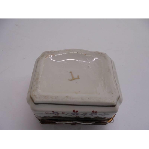 1125 - An early 19th century hand painted pill box, 7.5 x 6.5 cm.