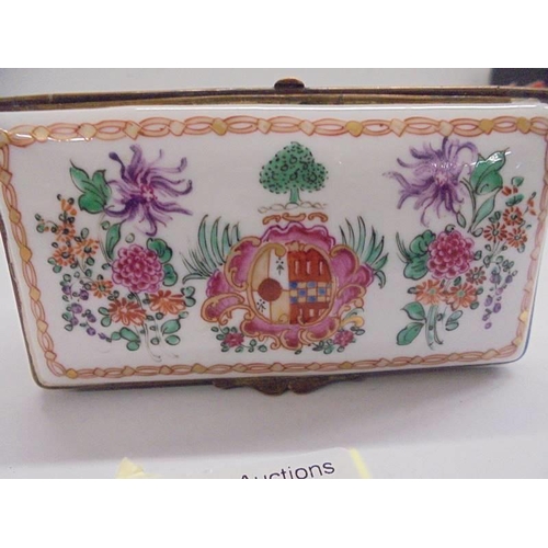 1126 - A late 18/ early 19th century hand painted pill box, 10 x 6 cm.