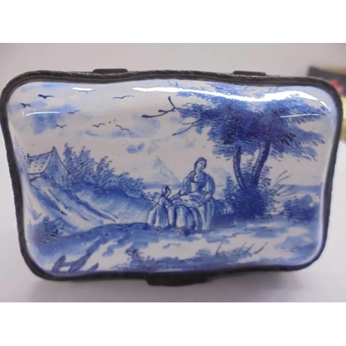 1127 - A late 18/ early 19th century hand painted blue and white pill box, 11 x 7.5 cm.