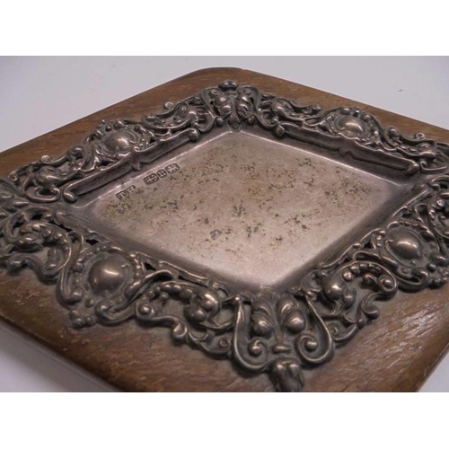 1130 - A silver diamond shaped dish on an oak base, hall mark for Birmingham.