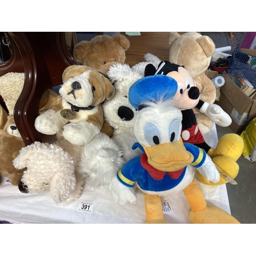 391 - A good lot of plush Disney and other toys