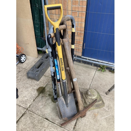 173 - A quantity of garden tools & concrete urn base