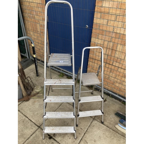 175 - 2 Pairs of aluminium step ladders