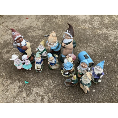 196 - A quantity of gnomes, some plastic