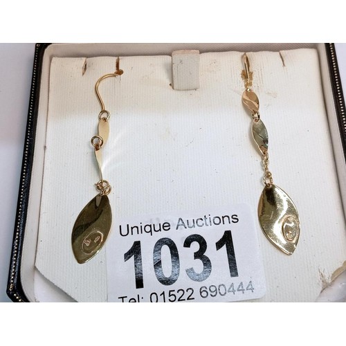 1031 - A pair of yellow gold stylish Italian earrings, 2.2 grams.