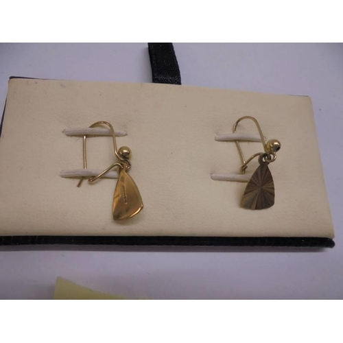 1077 - A pair of 9ct gold pendant earrings, stamped 9ct.