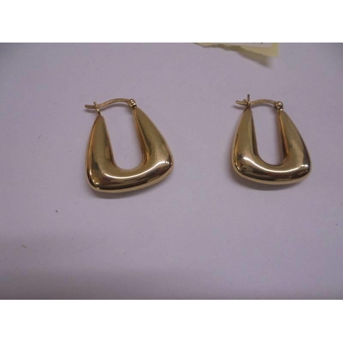 1079 - A pair of 9ct gold ear hoops.