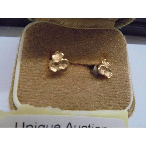 1081 - A pair of 9ct gold stud earrings.