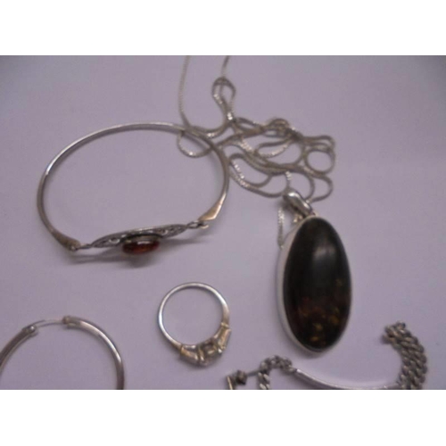 1085 - A mixed lot of silver jewellery including an amber pendant, amber set bracelet, rings, earrings etc.... 