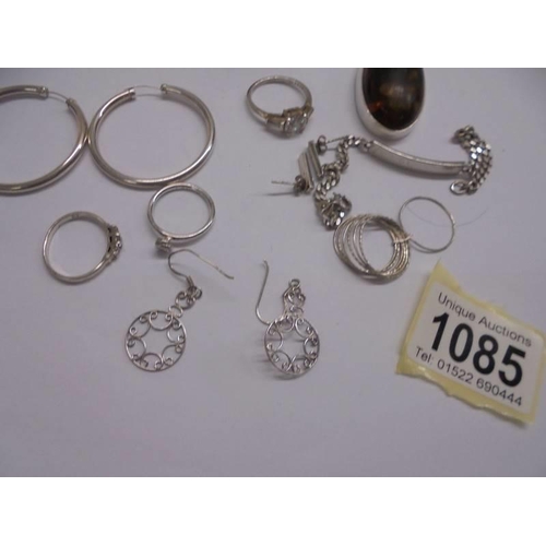 1085 - A mixed lot of silver jewellery including an amber pendant, amber set bracelet, rings, earrings etc.... 