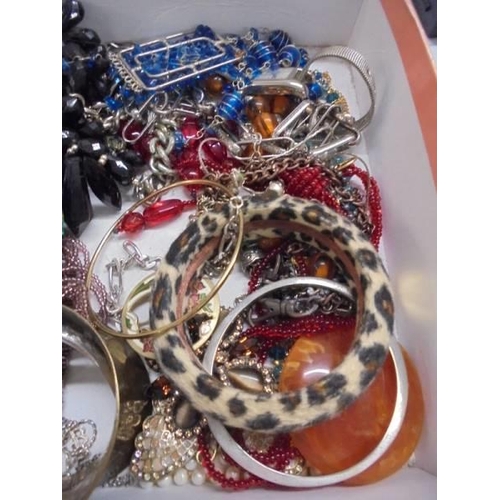 1089 - A mixed lot of jewellery including Ted Baker necklace, some silveretc., 22 items approximately.