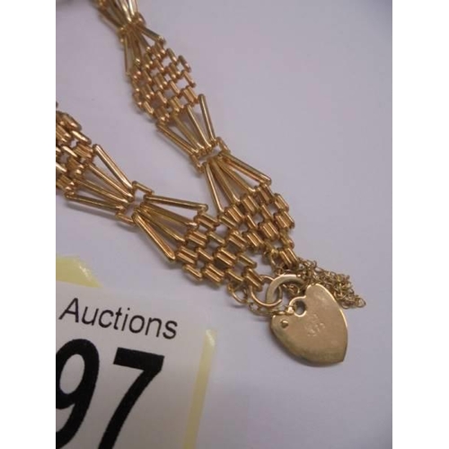 1097 - A 9ct gold bracelet with padlock, 5.75 grams.