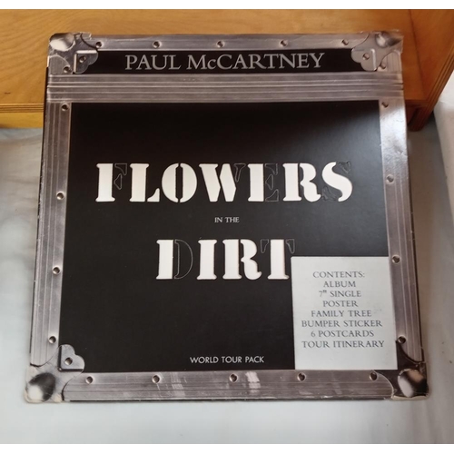 243 - Paul Mccartney, Flowers In The Dirt world your pack complete. Vinyl very good, Cover very good.