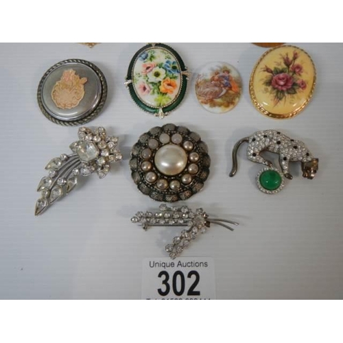 302 - Fifteen good mid 20th century brooches.