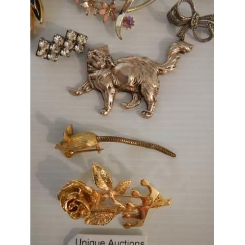 311 - Sixteen vintage brooches including a cat and a mouse, all in good condition.