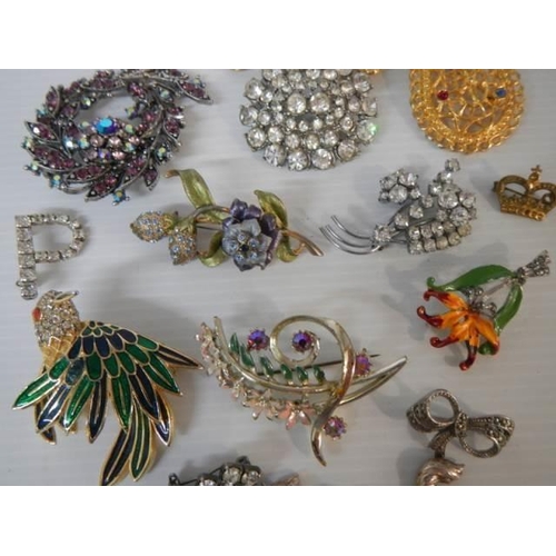 311 - Sixteen vintage brooches including a cat and a mouse, all in good condition.