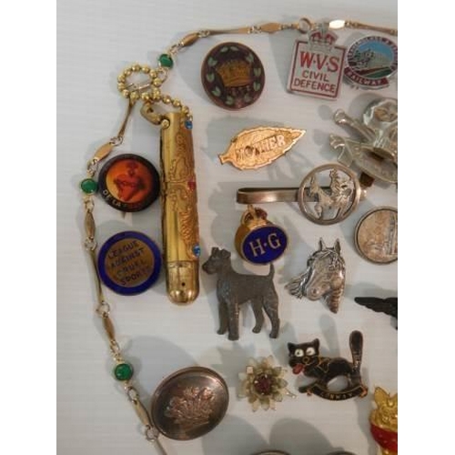 321 - A mixed lot of badges, silver thimble, brooch etc., (approximately 28 pieces).