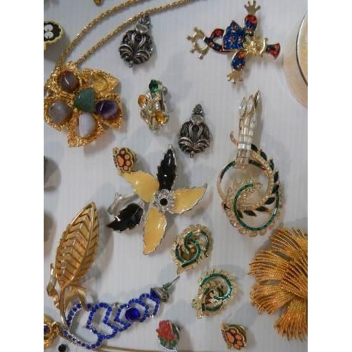 324 - A mixed lot of brooches, necklaces etc., (approximately 40 pieces).