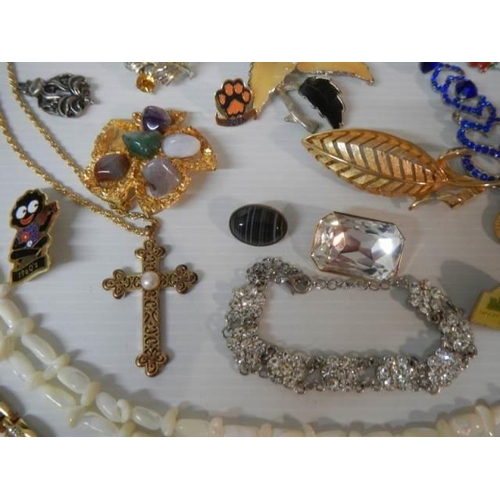 324 - A mixed lot of brooches, necklaces etc., (approximately 40 pieces).