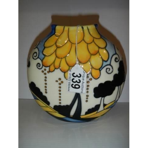 339 - A good quality 20th century vase.