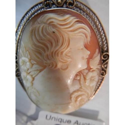 345 - A female profile cameo brooch in a yellow metal mount.