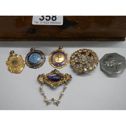 358 - A jewellery box containing assorted costume jewellery.