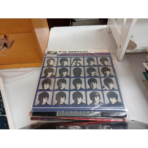 266 - 20 Beatles LPs Mono & Stereo including Apple, Parlophone, Capitol, Odeon Labels. Vinyl in mixed con,... 