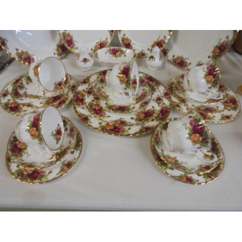 1393 - 33 pieces of Royal Albert Old Country Roses tea and dinner ware, all first quality, plates 26, 20.5 ... 