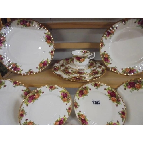 1393 - 33 pieces of Royal Albert Old Country Roses tea and dinner ware, all first quality, plates 26, 20.5 ... 