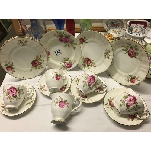 542 - Tea set with 5 cups, 4 saucers and 6 tea plates