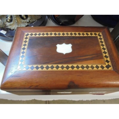 1422 - A mahogany inlaid box with padded lining.