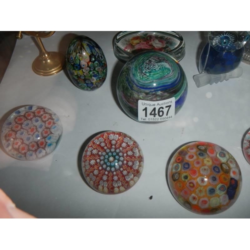 1467 - A mixed lot of glass paperweights including millifiori examples.