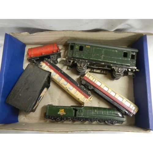 1537 - A mixed lot of model railway items including engine.