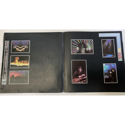 399 - Led Zeppelin, Song Remains The Same with booklet. Vinyl V-good+. Gatefold.