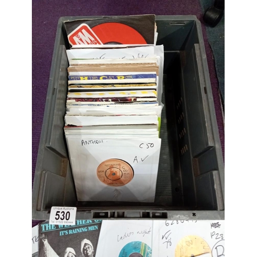 530 - A box of singles, good mix of 70's & 80's